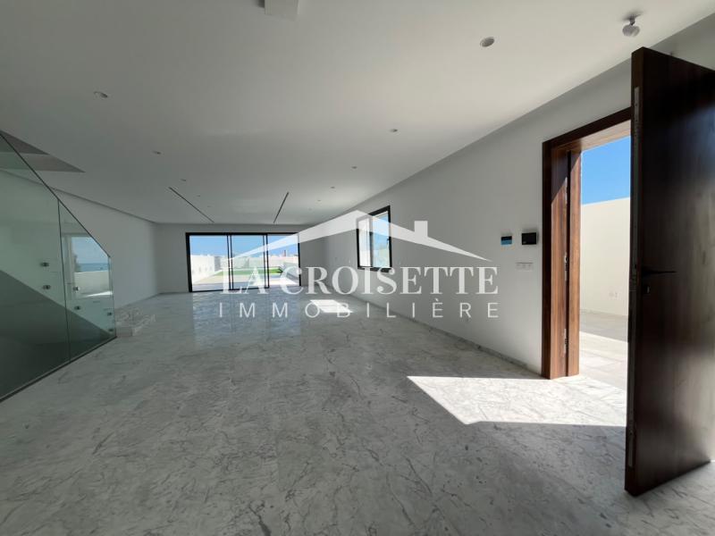 Triplex S+4 avec piscine et vue sur mer à Gammarth